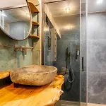 Villa Suede Loft Retreat, Charm, Relax Private Parking *