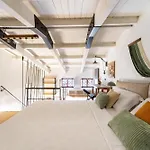 Suede Loft Retreat, Charm, Relax Private Parking