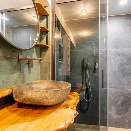 Villa Suede Loft Retreat, Charm, Relax Private Parking *