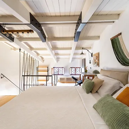 Suede Loft Retreat, Charm, Relax Private Parking