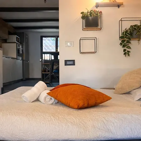 Suede Loft Retreat, Charm, Relax Private Parking فيلة